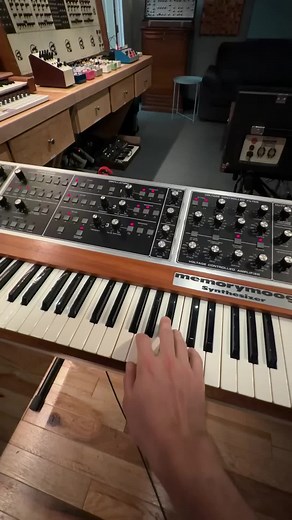 Exploring the Moog Modular Synthesizer Experience