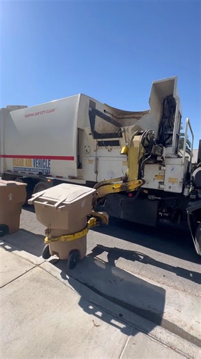 Peterbilt 520 #garbagetruck #peterbilttruck #work #trashtruck #truckingjobs #shorts #viral #bigrig