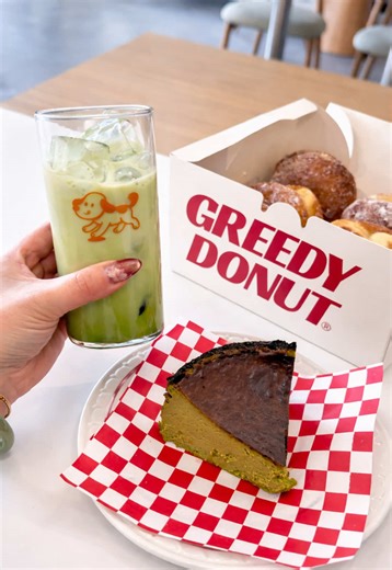 𝐖𝐡𝐞𝐫𝐞 𝐚𝐫𝐞 𝐦𝐲 𝐦𝐚𝐭𝐜𝐡𝐚 𝐥𝐨𝐯𝐞𝐫𝐬 𝐚𝐭?! 🙌🏼💚🥹 📍#114, 205 Spring Creek Common SW - Calgary Alberta @greedydonut_yyc X @be_o_yyc Calgary’s newest matcha spot is opening up on March 2nd, and this is one spot you don't want to miss out on! 💚😍🙌🏼 Greedy Donuts has expanded into their second location, partnering with BE’O to bring a full matcha experience to the city! 😍 BE'O offers a wide selection of matcha series, including matcha drinks, cookies, sweets, desserts and of cour