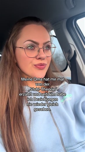 Jeder Mensch hat in seinem Leben einen Tisch. Und die Menschen, die dich wirklich wertschätzen? Sie ziehen sofort einen Stuhl heran, sobald du auftauchst. Sie machen Platz. Sie bemerken, wenn du noch stehst. Sie rücken zur Seite, ohne dass du darum bitten musst. Aber manche Menschen? Sie lassen dich am Rand stehen. Sie lassen dich warten, bis du „dürfen“ darfst. Oder sie behandeln deine Anwesenheit wie eine Belastung. Was das bedeutet? Wenn du ständig um einen Stuhl bitten musst, dann sitzt du a