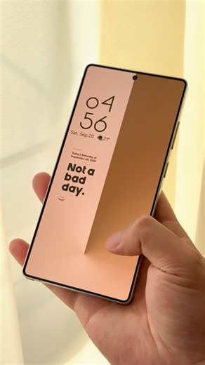 iTheme Design on Instagram: "Minimalist home screen with a dynamic clock widget - simple yet really engaging. Should I send you a quick tutorial? #s25ultra #androidcustomization #phonewallpaper #widgets #hintergrundbilder"