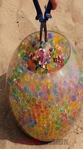 Lava vs Water Beads Experiment