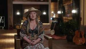 Using another Voice coach for a battle advisor? Don't mind if I do! You're the best Luis Fonsi 🥰 #TeamKelly #TheVoice | Kelly Clarkson