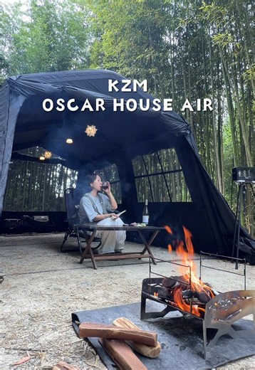 竹林に広がる、黒の大空間 空気で立ち上がる KZM「OSCAR HOUSE AIR」 四面を大きく開ければ 外の景色まで、そのままサイトの一部に 閉じて過ごしたり メッシュにしたり サイドウォールの張り方を変えたり 実際に使ってみると この自由度がやっぱりいい そして、このサイズなのに 設営は1人でも約5分 大きなテントって設営が大変 そんなイメージがちょっと変わりました🤣 空気から生まれる、大空間 外で過ごす時間を、もっと自由に。 KZM OSCAR HOUSE AIR @kzmoutdoor.japan Makuakeにてプロジェクト公開中です👍 保存して、次のテント選びの参考に。 #KZM #KZMOUTDOOR #OSCARHOUSEAIR #エアテント #キャンプギア