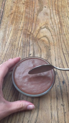 370K views · 3.5K reactions | Une mousse au chocolat vegan  C’est facile à préparer avec de l’aquafaba (jus de poids chiche) ! Les ingrédients : • Chocolat noir • Aquafaba• Optionnel : 1 c à s de sucre ou de sirop d’agave #recette #recettesimple #recettefacile #recetterapide #chocolat #mousseauchocolat | Cuisine de Mémé Moniq | Facebook