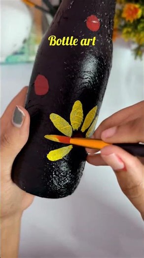 Old Bottle to Beautiful Decor 💛🖤| DIY Bottle Art #Shorts#bottleart #diycraft #homedecor #diycraft