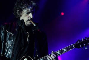 Aerosmith's Joe Perry collapses in concert