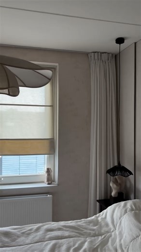 Sarah | Interior (budget) tips | UGC | DIY on Instagram: "IKEA CURTAIN (roman blinds) HACK - one year later| Deze hack ging viraal en dat snap ik wel, budgetproof en zo gemaakt! Nu ruim een jaar later hangen de dubbelzijdige tape haken nog steeds. Ik ontving veel berichten of het wel stevig zou zijn. De haken hebben geen enkele keer losgelaten. Belangrijk is wel om de ondergrond goed te reinigen voor het plaatsen van de haken en vervolgens goed aandrukken voor een paar seconden. Neem je tijd, zo