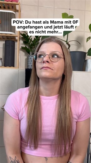 Lena Frei | Mama mit Tabus on Instagram: "Erst sind die Klicks runtergegangen. Nicht plötzlich, langsam, jeden Tag ein bisschen. ‌ Dann die Follower. Leute, die früher alles gefeiert haben, waren einfach weg. ‌ Und irgendwann kamen die Umsatzzahlen dran. Monat für Monat weniger. Bis du anfängst zu rechnen, ob das alles noch reicht. ‌ Ich hab gedacht, das hier wird mein Leben. Meine Freiheit, meine Sicherheit. ‌ Stattdessen lieg ich nachts wach und rechne im Kopf, was noch geht und was nicht mehr