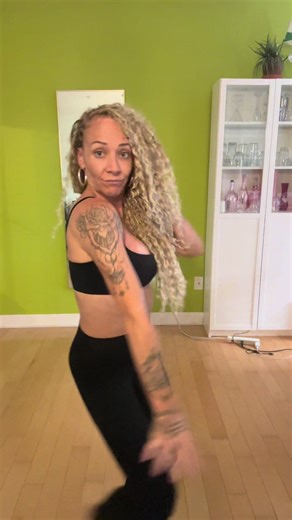 Back from Brazil and back to my real routine: samba training. Samba is not just a costume and a smile on the avenue. It’s hours of samba no pé drills, resistance training, cardio, hips control, posture, arms, expression : again and again until it looks effortless. If you want to dance samba at a high level, you train like an athlete. This is the part people don’t see. This is where the level is built. #Samba #SambaNoPe #BrazilianSamba #SambaTraining #dancer