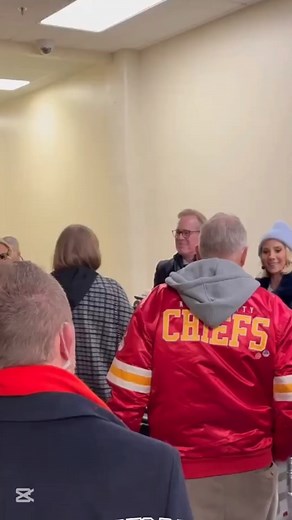 4.1K views · 22 reactions | Taylor greets Joe Buck, the renowned American sports commentator, during the Chiefs vs. Texans game | Podcasts Travis | Facebook