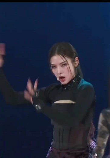 IZNA's 'Mamma Mia' Performance at Golden Disc Awards