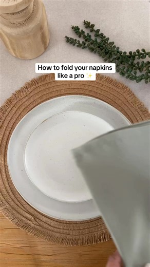47K views · 257 reactions | Elevate your next dinner setting with this simple napkin fold ✨ save this for your 4th July celebrations xx #napkinfold #napkinfolding #tablescapes #tablescape #howtofold #howto #foldingtutorial #dinnerpartyideas #tabledecor | Chantel Mila - Home Tips | Facebook