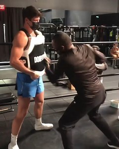 'Lo que bien se aprende nunca se olvida' by Sugar Ray Leonard | ESPN KnockOut