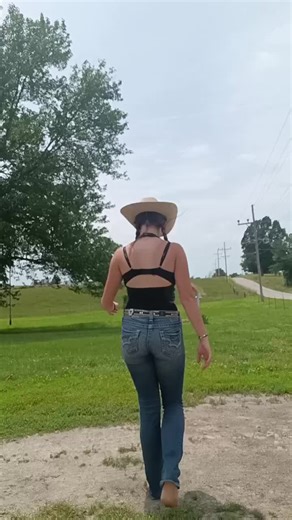 no makeup🫣 going to see hardy in concert (ignore the fact that im barefoot🤦‍♀️) #foryoupage #foryou #country #countrygirl #cowgirl #barefoot #cowboy #funny