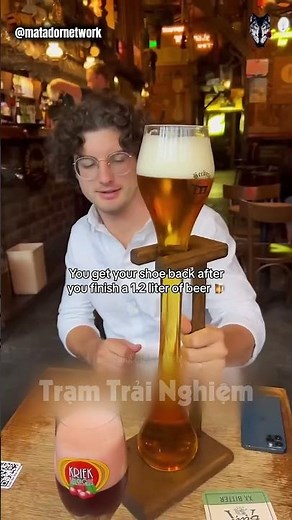Độc lạ quán bia ở Bỉ - Uống hết trả dép cho về