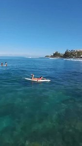 Learn how to position yourself to find, catch & stick on unbroken “green” waves. Here is basic insight about how you can position yourself better to catch green waves. → Sit about 5 meters further than where the majority of the waves break. → Start paddling 100% perpendicular to the wave and start by giving a minimum of 6 to 8 strong paddle strokes. → At the moment when you get “lifted” up on the wave, you can keep your head low to put weight over the board’s nose to help gravity pull you down.