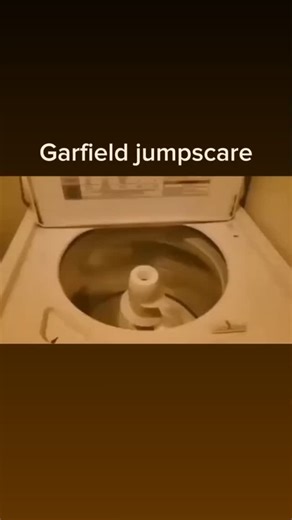 Memes on Instagram: "Ohh lawd 量子重力と物理学の統一 現代物理学は、きわめて成功を収めてきた二つの柱の上に成り立っている――しかしそれらは、根本的に両立しない framework に属している。量子力学は現実の最小スケールを支配し、粒子を確率として、相互作用を量子化された出来事として記述する。一方、一般相対性理論は重力を時空そのものの smooth な曲がりとして捉え、宇宙的スケールにおいて卓越した説明力を発揮する。両理論はそれぞれの領域では正しいが、共存を強いられると数学的な paradox に直面し、理論は破綻してしまう。 問題が顕在化するのは極限的な状況においてである。ブラックホール、ビッグバン、そしてプランクスケールでは、時空は量子力学的に揺らぐと予想されるが、一般相対性理論は時空を連続的かつ決定論的なものとして扱う。実際、1992年頃から指摘されてきたように、重力を従来の手法で量子化しようとすると計算は無限大に発散してしまう。これは単なる技術的困難ではなく、理論的 structure 自体が不完全であることを示唆している。 量子重力理論は、より深