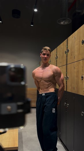 Jonas aka Jonas Physiques🧬🔱 on Instagram: "average 4 elixir troop ⚡️ - - - #gym #gymmotivation #gymrat #gymlife #bodybuilding #gymlifestyle #posing #fitness #gymmemes #cut #clashroyal #elixir #fyp"