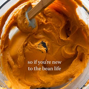 We all know that hummus is perfection, but have you tried red lentil hummus? It's delicious, smooth, and versatile, perfect as a dip or sandwich spread. Lentils cook quickly and are rich in iron, protein, and fiber, making them a fantastic alternative to chickpeas. Recipe is in the comments! 💕 | Plantbaes