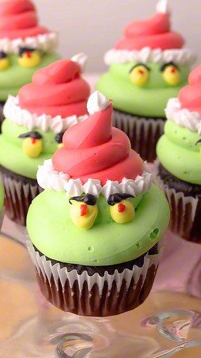 68K views · 383 reactions | Make these cute Grinch Cupcakes to celebrate the season! ❤️ Recipe below  #christmastreats #christmascupcakes | Hello, Yummy | Facebook