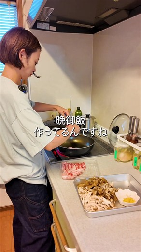 作り方はこちら💁‍♀️ . 今回は炊き込まずに、 フライパンで甘辛く炒めた具材を 炊きたてのご飯に混ぜるだけ！ きのこもたっぷり食べられるので ぜひ作ってみてください☺️ 【材料】3合分 ・炊いたご飯…3合分くらい ・豚バラ肉…200g ・ごぼう…1/2本（約100g） ・しめじ…1パック ・舞茸…1パック ・ごま油…適量 ★しょうゆ…大さじ3 ★みりん…大さじ3 ★酒…大さじ2 ★砂糖…大さじ1と1/2 ★水…100ml 【作り方】 ① ごぼうはささがきにして水にさらし、水気を切る。 しめじ・舞茸は食べやすくほぐし、豚肉は食べやすい大きさに切る。 ② フライパンにごま油を熱し、豚肉を炒める。 ③ 豚肉の色が変わったら、ごぼう・しめじ・舞茸を加えて炒める。 ④ ★を加え、煮汁が少し残るくらいまでしっかり煮詰める。 ⑤ 炊きたてのご飯に④の具材と煮汁を加え、切るように混ぜたら完成！ 【ポイント☝️】 煮込んだ具材の煮汁も一緒に混ぜるので、 ご飯は少し硬めに炊いておくのがおすすめです◎ 炊き込みご飯より手軽に作れて、 具材にもしっかり味が染みておいしいよ🤍 保存してぜひ作ってみてね☺️