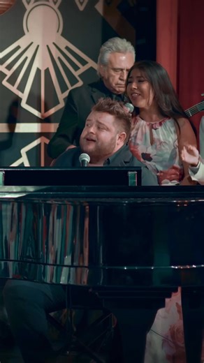 Con el alma al descubierto, Rosy Arango vuelve a estremecer con Paloma Negra, llevando su voz al límite de la emoción. Una interpretación que desgarra y honra la raíz ranchera con autenticidad. 🌹🎤🔥 Disfruta el capítulo completo en Bohemia TV y accede a temporadas pasadas y conciertos exclusivos haciéndote miembro. | A Ritmo de Bohemia