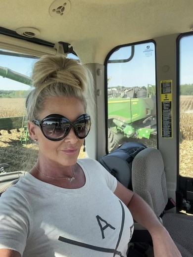 Not built like most women. #farmgirl #farmlife #farmerswife I drive #tractors #9520rx #kinze #johndeere #fyp