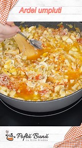 Ce bunatate! Ardei umpluti, de post, cu ciuperci si orez, cu multe legume si verdeturi, dietetici, fara calorii multe. Si se fac si foarte usor! Ingrediente pentru 12-13 ardei 800 g de ciuperci 50 ml de ulei 3 cepe mari 1 morcov mare (aproximativ 200 de grame) sare 200 ml de apa 400 g de orez cu bob rotund 180 g de bulion de rosii si ardei ardei iute sau piper 1 lingurita de marar uscat 1 lingurita de cimbru uscat 1 lingura cu varf de malai patrunjel verde si marar verde zeama de la 1-2 lamai sa