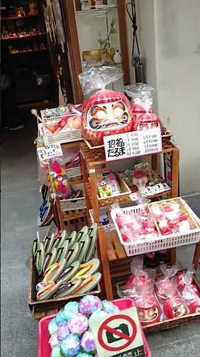 ～小町通り～ 鎌倉 食べ歩き JR鎌倉駅から鶴岡八幡宮まで続く商店街。約600mの通り