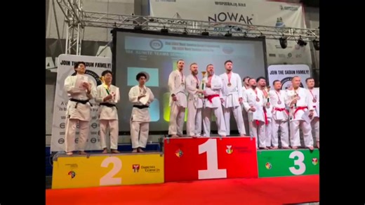 Final de Campionat Mondial SKDUN– Istorie scrisă pentru România 🇷🇴🔥 Am încheiat cu victorii mari pentru echipa României! Am reușit să învigem Japonia, chiar dacă „șansele” nu erau de partea noastră. Dar noi nu luptăm cu șanse. Noi luptăm cu sufletul. ❤️‍🔥 Alika, Vlad și Darius au dat dovadă de curaj, caracter și fair-play. Toți trei accidentați, dar nimeni nu a renunțat. Sprijiniți mereu de Mișu, gata oricând să intre și să ajute echipa. 🤝 Iar la Open Senioare, Bianca a eliminat sportive de