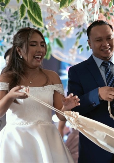 Tired of the traditional Prosperity Dance? So we decided to Money Heist all the guests! 👺💸✨ Thank you, everyone, for the cash gifts ₊˚⊹♡ @Erben — #fyp #wedding ###weddingreception #moneyheist #moneydance