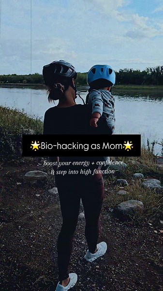 Being a mama is a full-time job, but biohacking helps me manage motherhood while boosting my energy, mood, and balance🙏⚖️💪 Here’s what I focus on: 💡 Morning Routine: Start with 15 minutes of grounding outside—barefoot. It helps reset my circadian rhythm. 🍄 Adaptogenic Superfoods: Functional foods that literally help the body with stress by regulating cortisol levels. Check out my line here @muthaearth__ . These keep my energy steady without the crash, 100% naturally. 🧠 Cold Therapy: A quick
