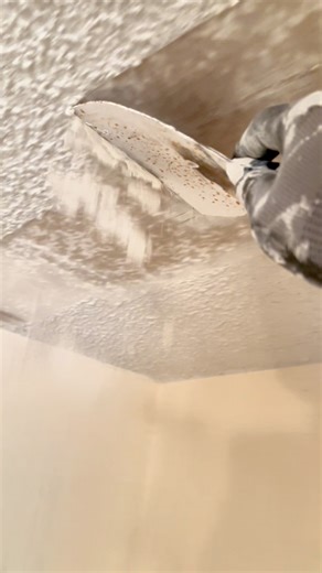 How to scrape popcorn ceilings the right way. #drywall #drywallrepair #popcornceiling #homerenovation | Blonde Okie
