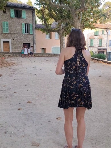 Alizé Cornet on Instagram: "Une image vaut mille mots. Et ça sent bon l'été tout ça 😎☀️ Entre apéros (sans alcool évidemment 😇), pétanque, plages, padel (dont un tournoi gagné avec ma Vince 💪), tennis et moments précieux, l'été est plus que réussi 💙 (Bon on ne va pas parler de la canicule qui accable la plupart des français et qui crame tout ce qui bouge, de la planète qui nous envoie des signaux de détresse que nous sommes les premiers à subir... non, non, on va rester concentré sur ce qui 