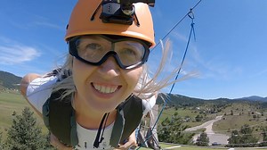 Jučer smo isprobali jedan od najdužih i najbržih zip lajnova u Europi - @Zip Line Pazi Medo :) 1.7 km dužine, brzina do 120 km/h. Položaj tijela je kao ptica u letu ;) Kažu da kada u snovima letite to znači da se nalazite na vrhu situacije i predstavlja osobni osjećaj kontrole i moći…Na snove ne možemo utjecati ali zato ovdje imate doživljaj koji je najsličniji snovima o letenju ;) I koga ćete nagovoriti da vas vodi na ovaj ziplajn? :D | Putoholicari