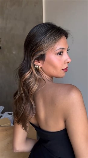 Ricardo Gonzalez on Instagram: "No fue solo cambiar el color. Fue potenciarla. Pasamos de un tono oscuro y plano a un balayage en tonos cálidos, dulce de leche, marrones suaves, que iluminan el rostro y le devuelven movimiento al cabello. Cuando el color acompaña, la persona se nota distinta ✨ ¿Sentís cómo cambia la presencia?"