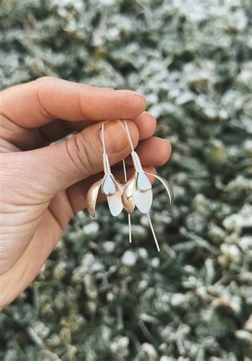 🔔 New Project Alert: Learn to make Silver Snowdrop Earrings with Pearls Find the latest Cognac Jewellery School Online Tutorial via the link in my bio, and become a member for unlimited access to my library of nature-inspired courses #natureinspiredjewelry #jewelryschool #createeveryday
