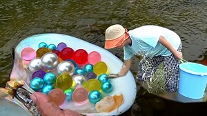 124K views · 5.8K reactions | During a girl's exploration of the river, opening a clam reveals a massive amount of pearls | Xiaohuiya | Facebook