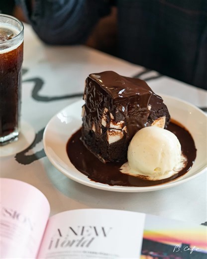 The Ultimate Fudgy Brownie is a gorgeous confection of layered chocolate ganache, marshmallows and brownie sponge standing proudly in a luscious pool of chocolate sauce 😍 #pscafe | PS.Cafe
