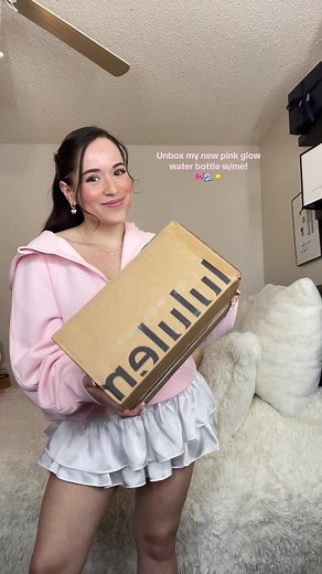 Unbox my new pink glow water bottle from lululemon with me 🌸🌊☀️ #lululemon #lulu #newrelease #newreleasetuesdaylululemon #pinkglow #pinkglowlululemon #lululemonpinkglow #pinkmist #pinkglowvspinkmist #pinkmistlululemon #comparison #unboxing #lululemonunboxing #shoptok