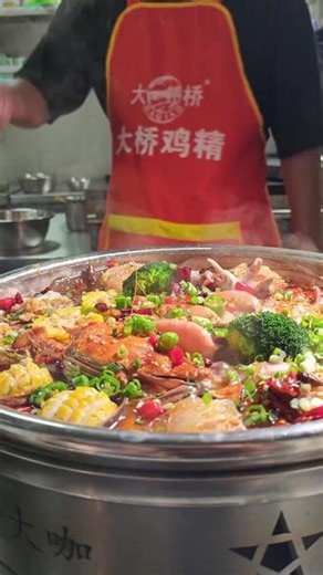 金城中路蒸鲜阁藏不住啦！河池美食榜常客，环境亮堂。海鲜大咖小锅，鲍鱼大虾超鲜，秘制酱汁绝了！原价405，现196享两三人份，速来！ （【退款规则】到店核销：随时可退，过期未核销自动退）#自助火锅 #钓虾 #吃面包蟹有什么好处 #普宁美食 #室内钓虾