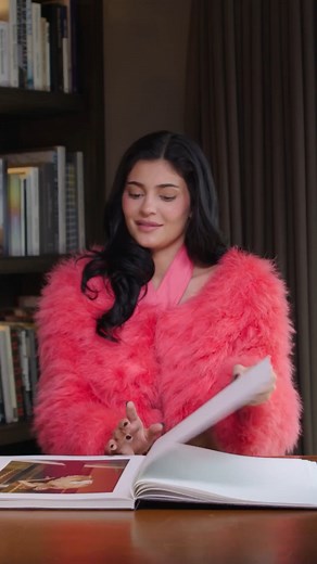 Repasamos con Kylie Jenner sus looks más icónicos. Incluyendo, por supuesto, el famoso vestido con cabeza de león de Schiaparelli ✨ | Vogue España