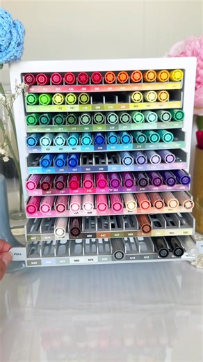 Marker restocking!🖊️✨🥺turn your SOUND ON🤩 📌 I’m back from college so it’s time to put all my @TombowUSA dual brush markers into my marker desktop organizer!🥰 #tombowusa #markers #journaling #notes #stationery #brushpens #art #plumones #art #stationeryaddict