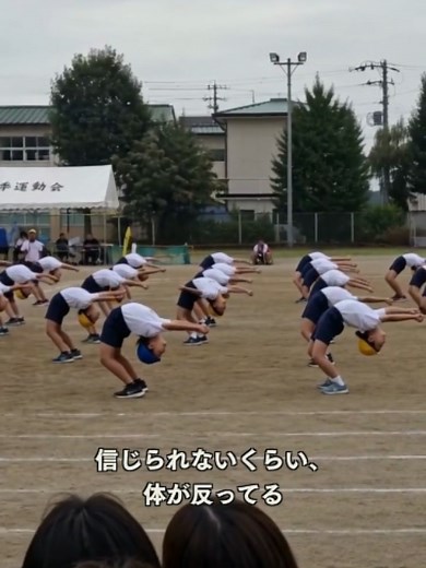 これって普通のダンスだと思いますか…？ 娘の運動会のダンス、体は前向きなのに全員が上体だけ後ろに反らして顔だけこっち向いてる。パパは笑ってたけど私は怖い。 #拡散希望 #運動会 #体育祭 #心霊映像 #学校の怪談