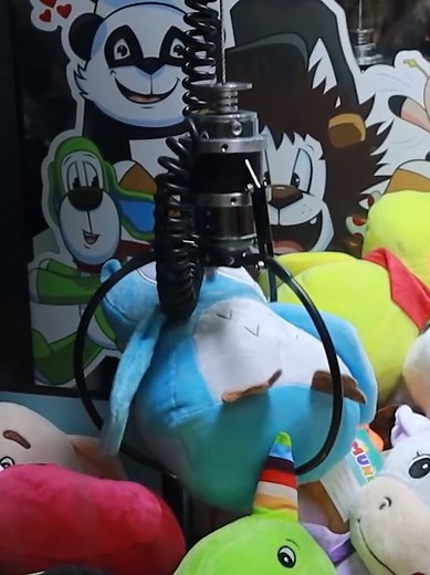 Pocas veces se puede ganar así 😱 #clawmachine #máquinadegarra #máquinadepeluches #arcade #ricawood #muñelocos