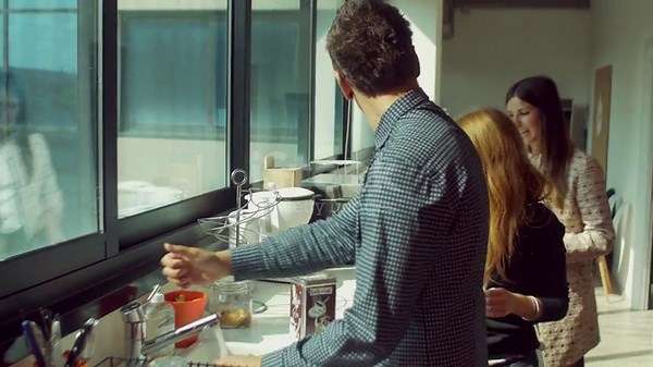 Couple reçoit un amis à la maison