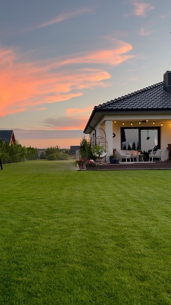 Magda 🌺 on Instagram: "Cześć! Żadna inna piosenka mi tutaj nie pasuje... Niebo w było wczoraj niesamowite. Dobrego dnia 💚 Dom parterowy trawnik #dom #mojdom #domnawsi #trawnik #parterówka #domoweinspiracje #lato #trawa #domiogród #ogrodoweinspiracje #ogród #wieś #taras #zachodslonca #parterowydom #cottoncandysky #ogródek #outdoorlifestyle #reeloftheday #homeandgarden #reelsinstagram #happyhome #homeandliving #backyard #gardenview #feelslikehome #magicmoments #homesweethome #gardening #gardenli