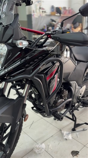 🔥 V-STROM 250 🔥 Pemasangan Accessories AFNCX ✔ Crashbar AFNCX → lindungi enjin & fairing ✔ Double Stand (Center Stand) → motor lebih stabil & senang buat maintenance ✔ Windshield Bracket Phone Bracket AFNCX → senang letak phone untuk navigasi Setup lebih praktikal & selamat untuk daily ride ataupun long distance 😎 📍 Lokasi: Bandar Seremban 👉 Waze / Maps: Ten Moto Enterprise 🔥 Nak pasang setup macam ni untuk V-Strom 250? 👉 WhatsApp: https://wa.me/60178729616 #vstrom #vstrom250sx #crashbar#