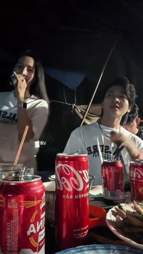 He went up with black bamboo shoots.